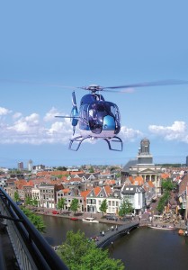 Helikopter vliegen over Leiden