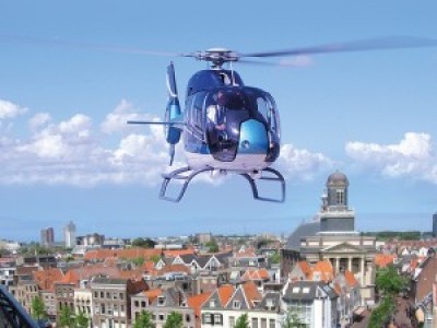 Helikopter vliegen over Leiden